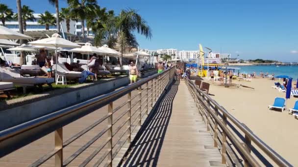 Protaras, Cypern - 12 oktober. 2019. Promenad längs den berömda Sunrise Beach — Stockvideo