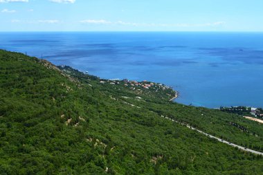 Yaz aylarında Kırım 'ın güney kıyısında dağ manzarası