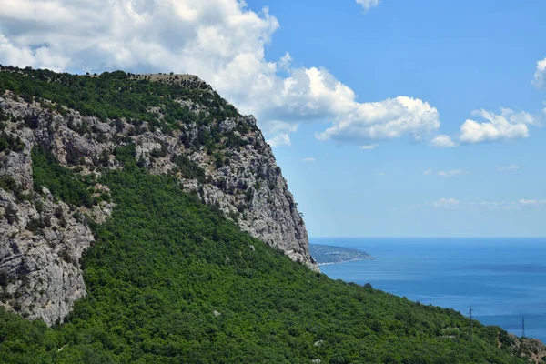 Berglandschaft der Südküste der Krim im Sommer — Stockfoto