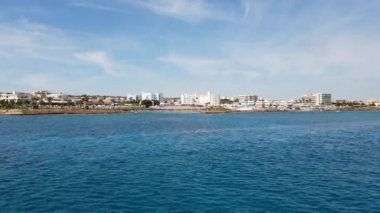 Kıbrıs 'ın Pernera kenti boyunca Akdeniz Trafiği