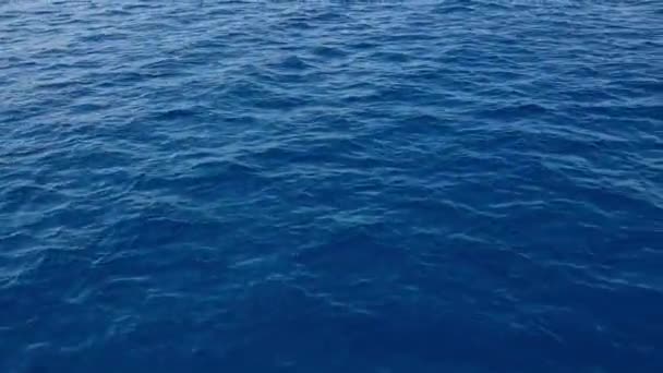 Mouvement au-dessus de la surface de la mer Méditerranée — Video