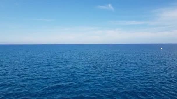 Beweging boven het oppervlak van de Middellandse Zee — Stockvideo