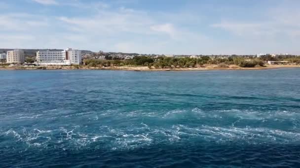 Tráfico Mediterráneo a lo largo de Pernera, Chipre — Vídeo de stock