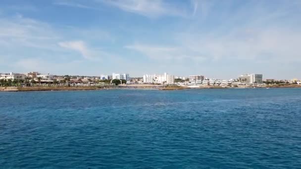Ruch na Morzu Śródziemnym wzdłuż Pernera, Cypr — Wideo stockowe
