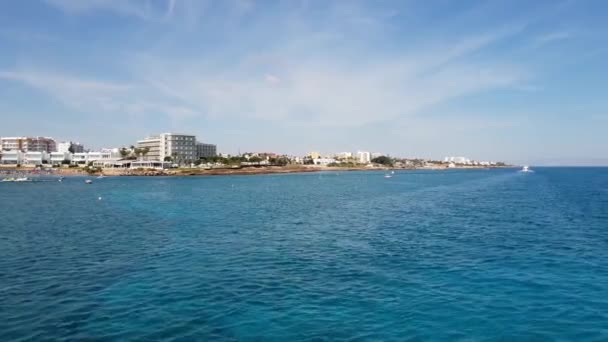 Medelhavstrafik längs Pernera, Cypern — Stockvideo