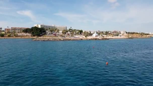 Pernera, Chipre - Oct 10.2019. Tráfico mediterráneo a lo largo del pueblo turístico — Vídeo de stock