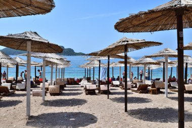 Budva, Karadağ - 13 Haziran 2019. Tatil köyü civarındaki sahil.