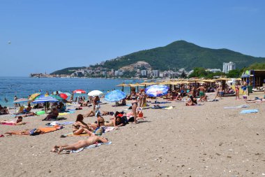 Budva, Karadağ - 13 Haziran 2019. Tatil köyü civarındaki sahil.