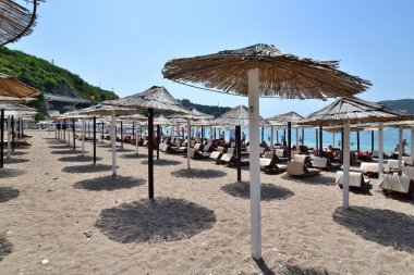 Budva, Karadağ - 13 Haziran 2019. Tatil köyü civarındaki sahil.