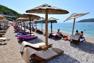 Budva, Karadağ - 13 Haziran 2019. Tatil köyü civarındaki sahil.