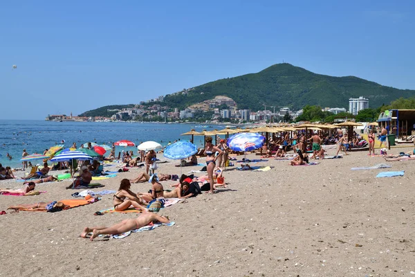 Budva, Černá Hora - 13. června2019. Městská pláž v areálu letoviska — Stock fotografie