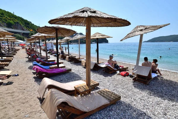 Budva, Czarnogóra - 13 czerwca 2019 r. Plaża miejska w okolicy kurortu — Zdjęcie stockowe