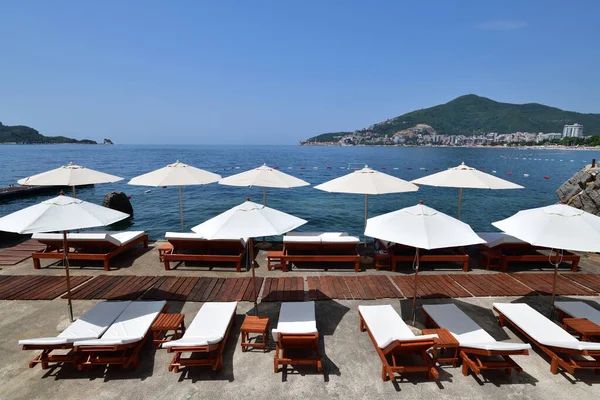 Beach in resort area with white umbrellas in Budva, Montenegro — Stock Photo, Image