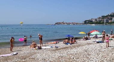 Budva, Karadağ - 13 Haziran 2019. Tatil köyü civarındaki sahil.