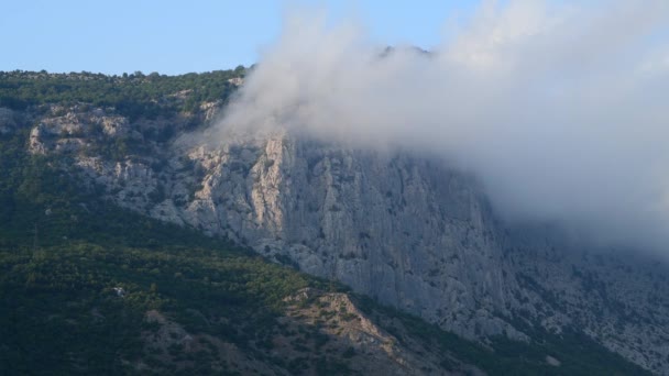 Moln flyter på toppen av ett berg i Krim — Stockvideo