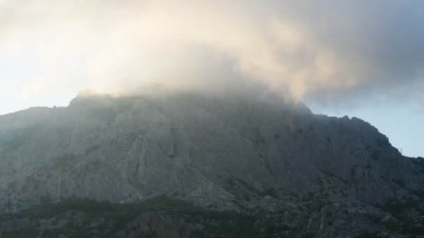Nuvens flutuam no topo de uma montanha na Crimeia — Vídeo de Stock