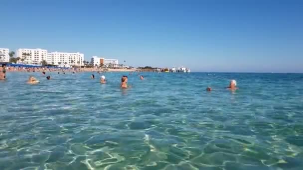 Protaras, Kypr - 12. října. 2019. Lidé plavou v moři na pláži Slavný východ slunce — Stock video