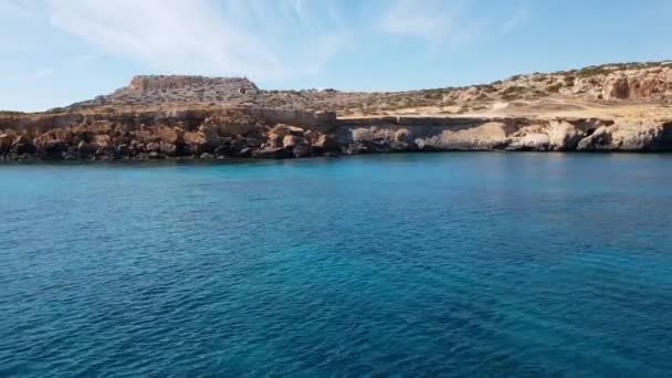 Вид с моря на Каво Греко в Протарасе, Кипрус — стоковое видео