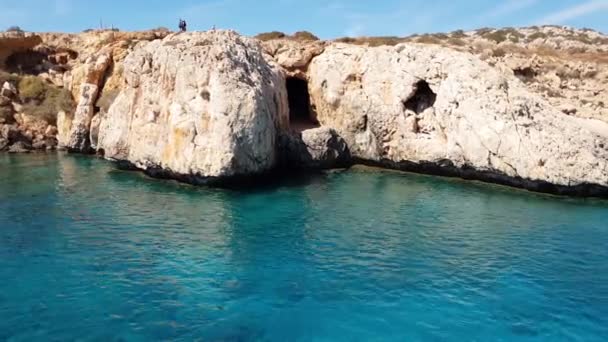 Vista desde el mar a Cuevas en Cavo Greco en Protaras, Chipre — Vídeo de stock