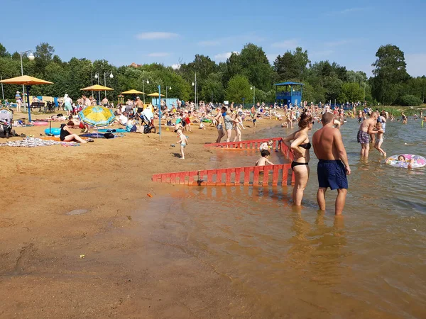 Moskau, russland - 23. juni 2019. die menschen entspannen sich am strand der stadt in der nähe des schulsees in zelenograd — Stockfoto