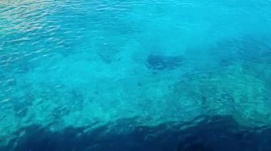 Akdeniz 'in yüzeyinde hareket