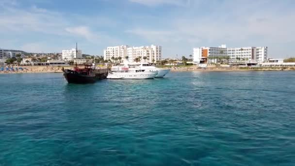 Protaras, Cyprus - Oct 10. 2019 год. Туристические экскурсионные корабли на пирсе — стоковое видео