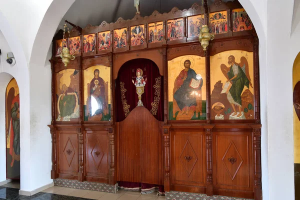 Protaras, Chipre - 6 de outubro. 2019. A iconostase da igreja de São Nicolau — Fotografia de Stock