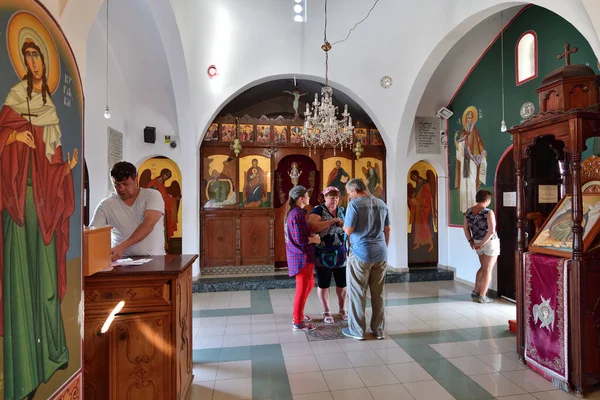 프로타 라스, 키프로스 - 10 월 6 일. 2019 년. 세인트 니콜라스 교회에 있는 사람들은 — 스톡 사진