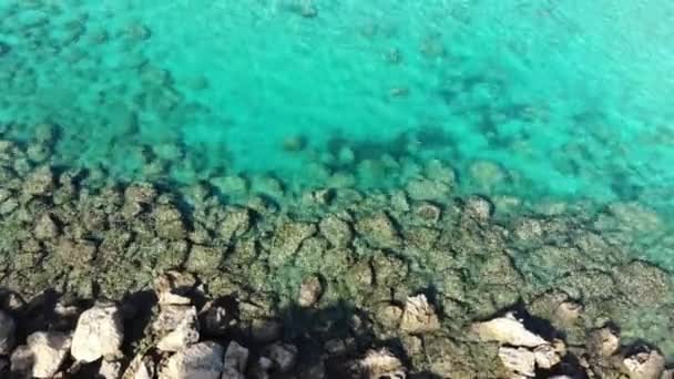 キプロスのプロタラスで有名な日の出ビーチについての地中海のトップビュー — ストック動画