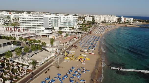 Protaras, Ciprus - Október 11. 2019. A híres Sunrise Beach - gyönyörű nyilvános strand — Stock videók