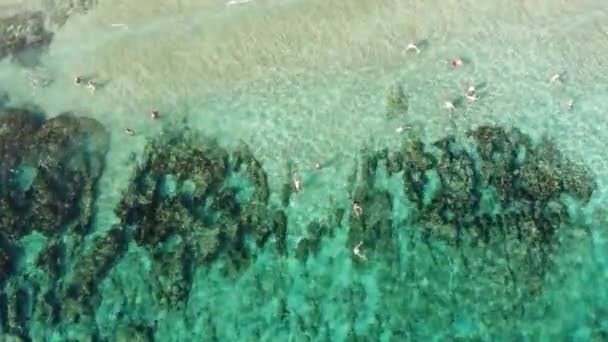 Protaras, Chipre - 11 de outubro. 2019. The Famous Sunrise Beach - uma bela praia pública — Vídeo de Stock