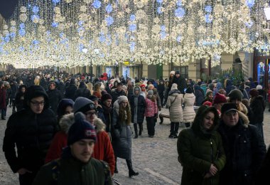 Moskova, Rusya - 2 Ocak. 2019 Nikolskaya - şehir merkezinde yaya sokağı