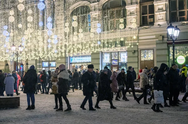 Moscú, Rusia - 2 de enero. 2019 Nikolskaya - calle peatonal en el centro de la ciudad —  Fotos de Stock