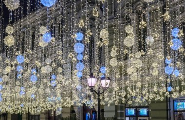 Moskova, Rusya - 2 Ocak. 2019 Nikolskaya 'da Parlayan Madalya - şehir merkezinde yaya caddesi