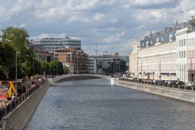 Moskova, Rusya - 2 Haziran. 2019. Drenaj kanalı ve Zverev köprüsü