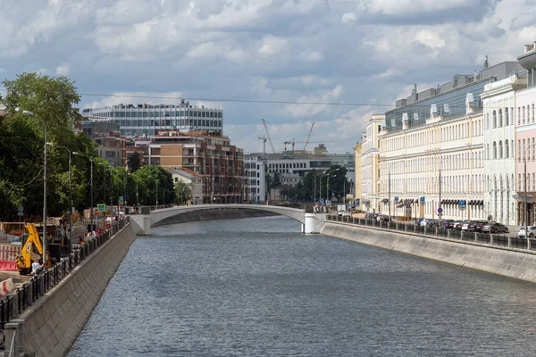 Moskau, Russland - 2. Juni. 2019. Entwässerungskanal und Zverev-Brücke — Stockfoto