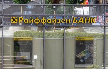 Moskova, Rusya - 2 Haziran. 2019. Garden Ring Caddesi 'ndeki Aurora İş Merkezi' ndeki Raiffeisen Bankası.