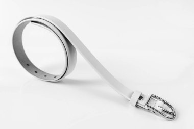 Açık arkaplanda beyaz deri kemer