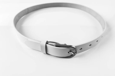 Açık arkaplanda beyaz deri kemer