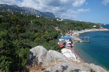 Kırım dağlarının arka planındaki Simeiz tatil köyü.