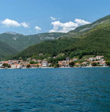 Karadağ 'ın Kotor Körfezi' ndeki eski kasaba manzarası