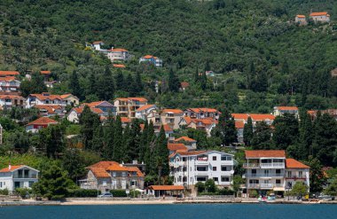 Karadağ 'ın Kotor Körfezi' ndeki tipik kasaba manzarası