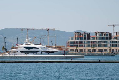 Yat ve Kotor Körfezi 'nde Kumbor' da modern evler. Karadağ