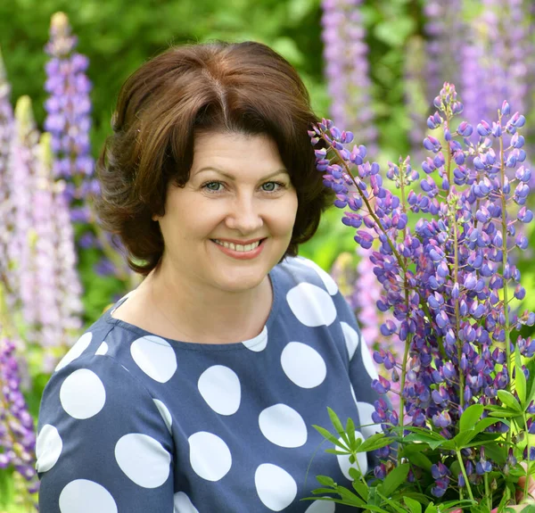 Femme Dans Défrichement Parmi Les Lupins Fleurs — Photo