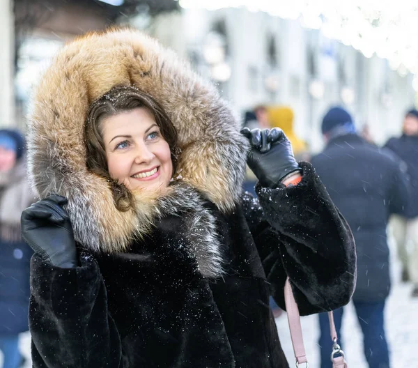 Mulher Casaco Peles Uma Rua Cidade Durante Uma Queda Neve — Fotografia de Stock