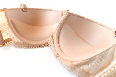 Açık arkaplanda bej destekli sütyen