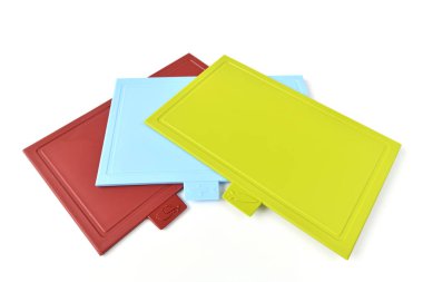 Açık arkaplanda renkli plastik kesme tahtaları
