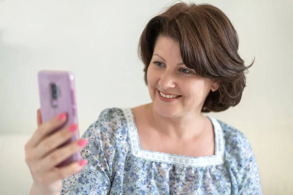 Portrait Woman Asmile Looking Cellphone — Stock Photo, Image