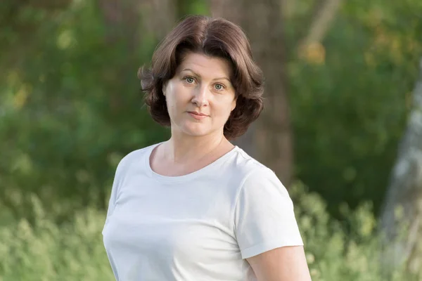 Portret Van Een Vrouw Witte Kleren Natuur — Stockfoto