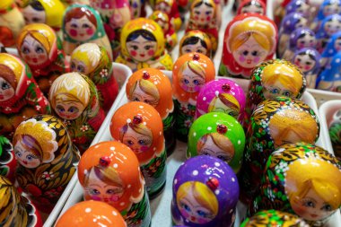 Moskova, Rusya - 21 Şubat. 2020 yılı. Matrioshka - hediyelik eşya dükkanındaki eski ulusal oyuncak